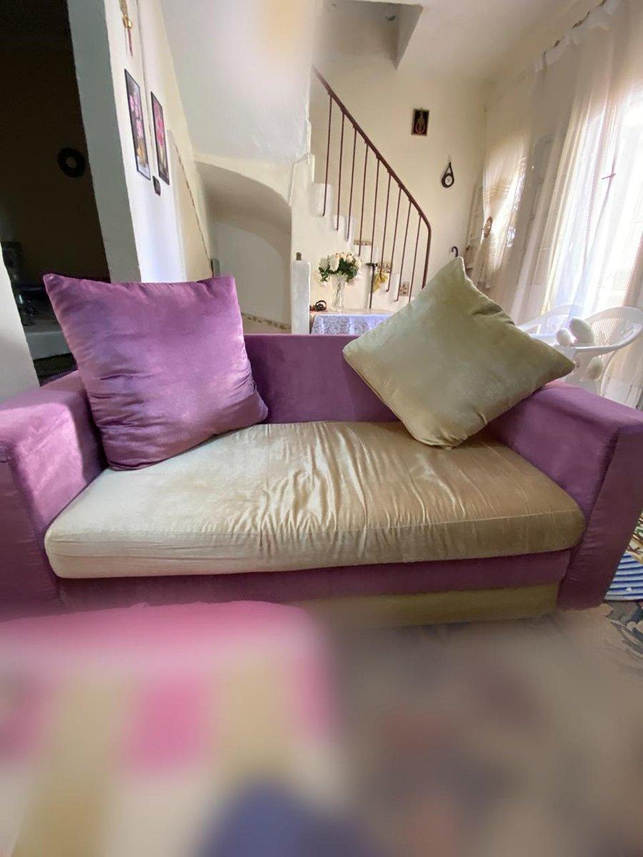 Canapé violet et beige avec coussins باقين جداد او نقين 150و تاني 170